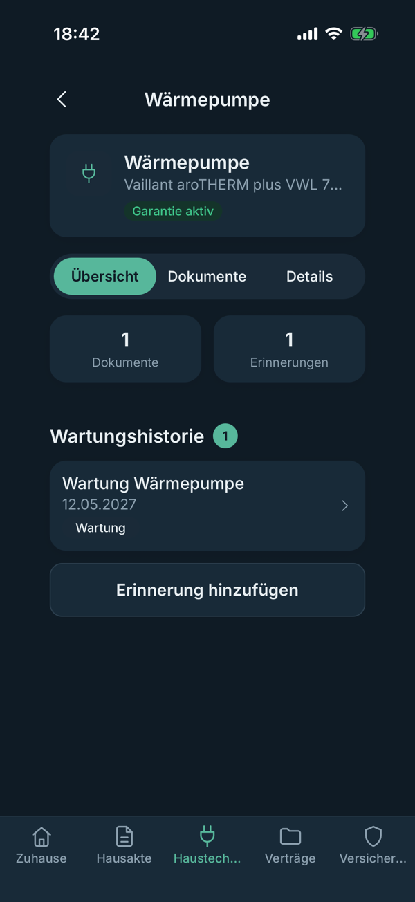 App-Ansicht: Geräteakte einer Wärmepumpe mit Modell, Garantiestatus und Wartungshistorie